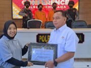 Sigap Tangkap DPO Penyu, Kasat Reskrim Polres Jembrana Terima Piagam Penghargaan