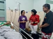 Frans Huwa Menangis Haru Diberi Kursi Roda