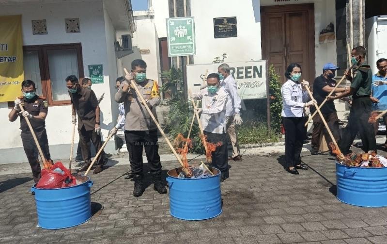 Kejari Denpasar, pemusnahan narkotika, senpi rakitan, senpi ilegal dimusnahkan, kajari Denpasar, barang bukti narkotika