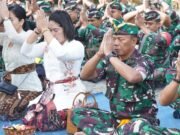 Prajurit Korem 163/WSA Gelar Karya Bakti di Pura Ulun Danu Batur Sambut Ngusaba Kadasa