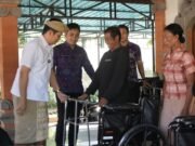 Peduli Penyandang Disabilitas, Kembang Ipat Serahkan 40 Alat Bantu