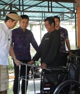 Peduli Penyandang Disabilitas, Kembang Ipat Serahkan 40 Alat Bantu