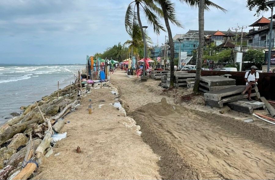 penataan pasir di Pantai Kuta (1)
