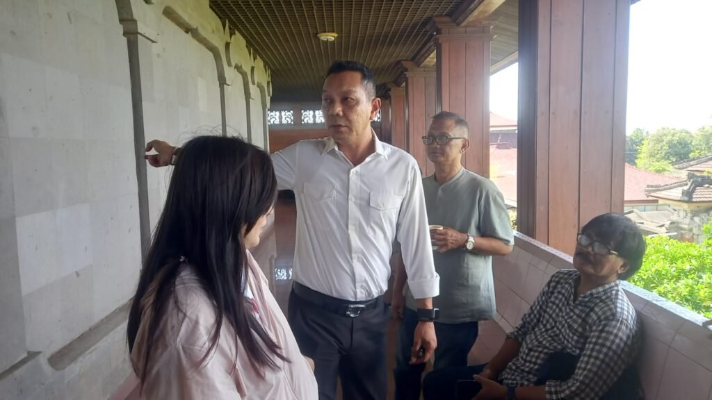 Isu Tak Hadir Dibantah, Kasat Pol PP Bali Terpantau Bersama Wartawan di DPRD Bali