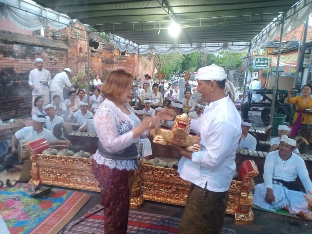 AA Ayu Priniti Tuntaskan Aspirasi Warga Banjar Pagan Kelod dengan Hibah Gong Kebyar