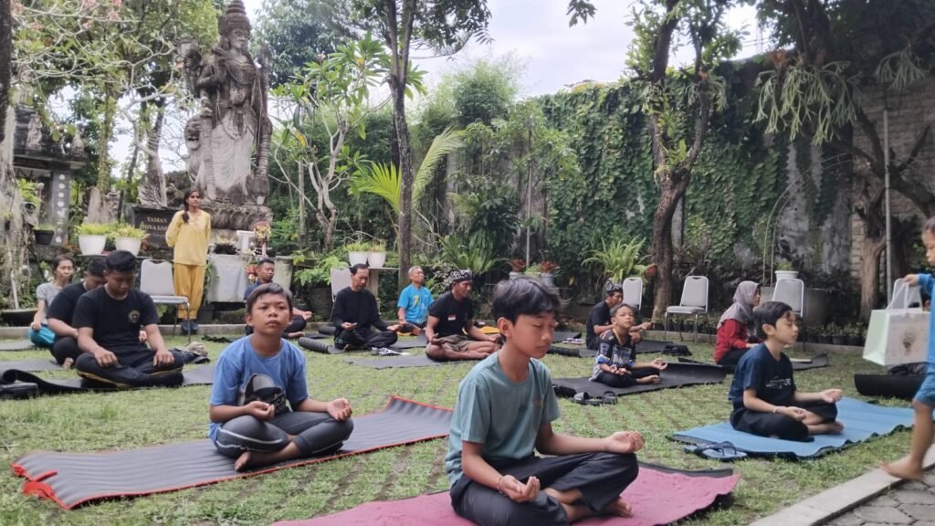 Yoga Lintas Generasi Satukan Bali, Sambut Hari Yoga Internasional dengan Semangat Sehat dan Harmoni