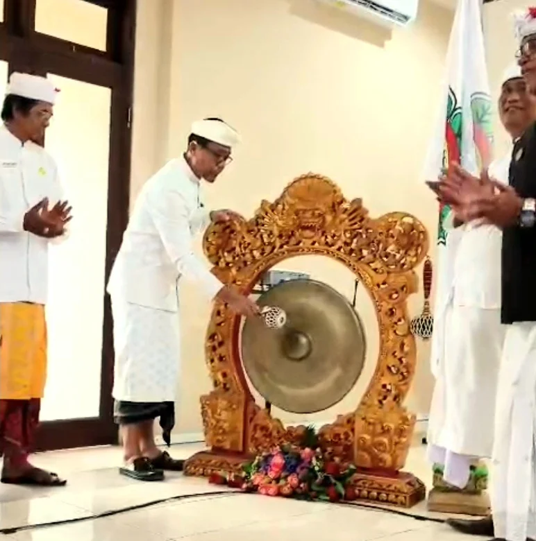 Pembukaan Kursus Brahma Widya ke 8 secara simbolis oleh Kepala Dinas Pemajuan Masyarakat Adat Provinsi Bali, I G.A.K. Kartika Jaya Seputra, S.H., M.H. mewakili Gubernur Bali