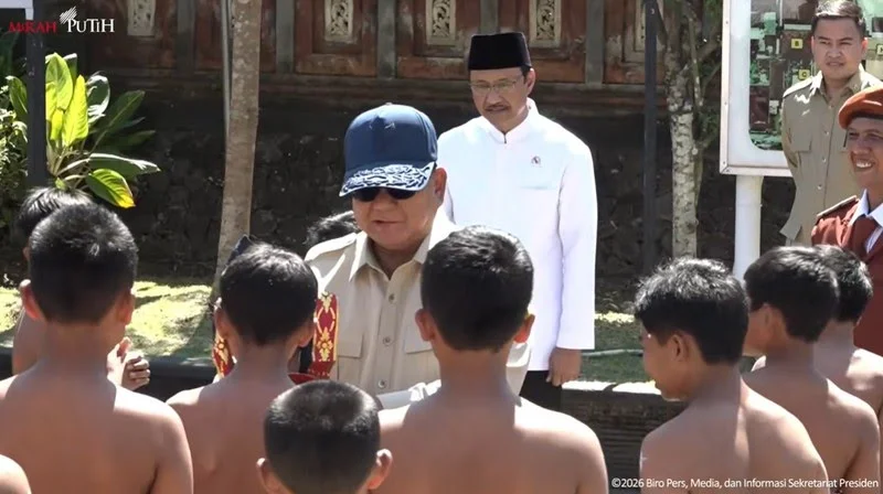 Presiden Prabowo Subianto didampingi Menteri Sosial Saifullah Yusuf meninjau aktivitas peserta Sekolah Rakyat saat kunjungan kerja di Sentra Mahatmiya, Tabanan, Bali, Minggu (7/6/2026). Kunjungan tersebut menjadi bagian dari upaya pemerintah mempercepat pemerataan akses pendidikan berkualitas bagi masyarakat. Foto: BPMI Setpres.