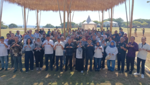Peserta dan pemangku kepentingan berfoto bersama pada peringatan World Ocean Day & Coral Triangle Day 2026 di Peninsula Island, Nusa Dua, Bali, Minggu (7/6/2026).
