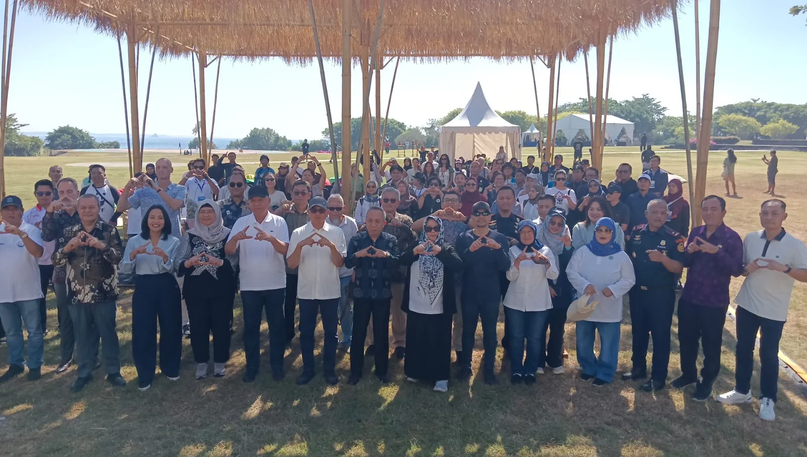 Peserta dan pemangku kepentingan berfoto bersama pada peringatan World Ocean Day & Coral Triangle Day 2026 di Peninsula Island, Nusa Dua, Bali, Minggu (7/6/2026).