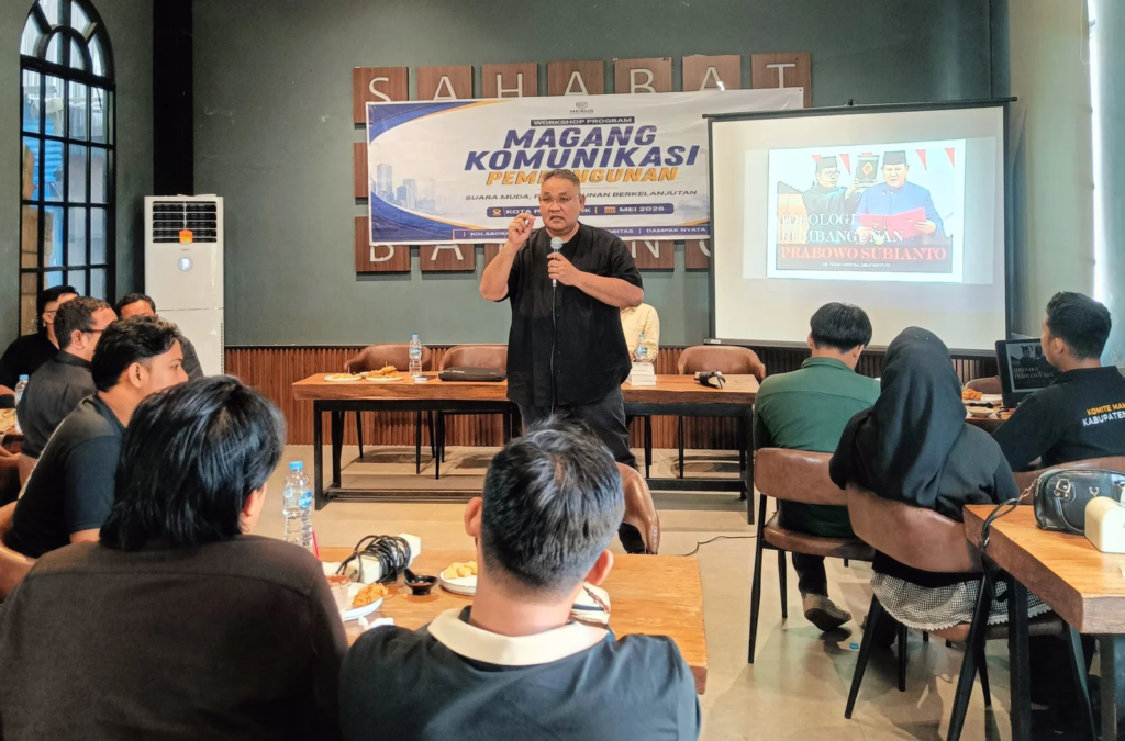 Dr. Teguh Santosa saat menjadi narasumber dalam Workshop Magang Komunikasi Pembangunan di Pontianak, Kalimantan Barat, Sabtu (6/6/2026). Foto: Istimewa.