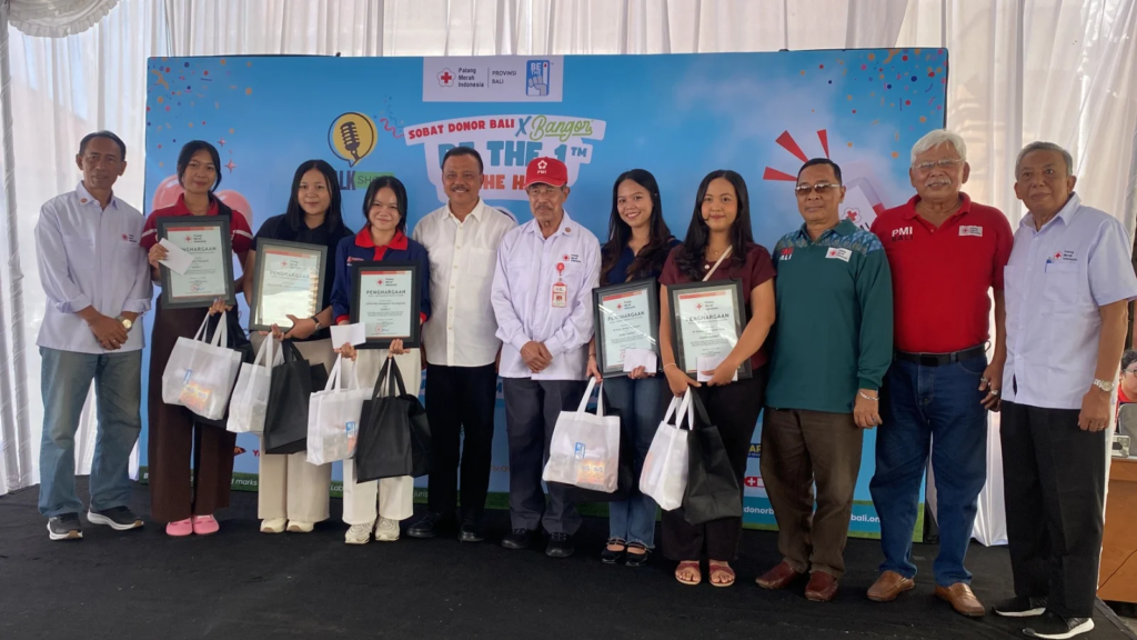 Penyerahan penghargaan kepada para pemenang Lomba Video Edukasi Ajakan Donor Darah dalam rangka Gebyar Donor Darah PMI Provinsi Bali memperingati Hari Donor Darah Sedunia 2026 di PMI Center Provinsi Bali, Denpasar, Sabtu (6/6/2026).