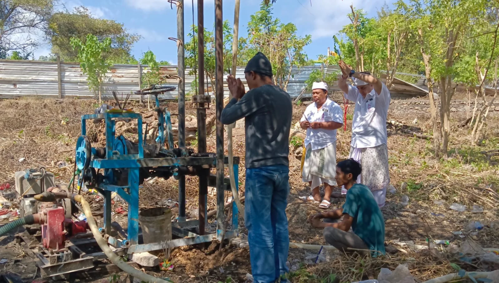 Prosesi ritual sebelum pengeboran awal pembangunan Patung Sabdo Palon di kawasan Ungasan, Badung, Sabtu (6/6/2026). (ist)