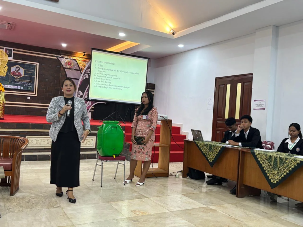Tokoh perempuan Bali sekaligus Kelompok Ahli Pembangunan Gubernur Bali Bidang Perempuan dan Anak, Dr. I Gusti Ayu Diah Werdhi Srikandi W.S., S.E., M.M. saat menyampaikan materi edukasi pengelolaan sampah dan pelestarian lingkungan dalam sebuah kegiatan di Denpasar. Diah mengapresiasi misi “Green Step – Peduli Lingkungan” yang diusung Putri Anak Indonesia Bali 2026 sebagai gerakan positif untuk mendorong generasi muda menjadi pelopor lingkungan. Foto: ist