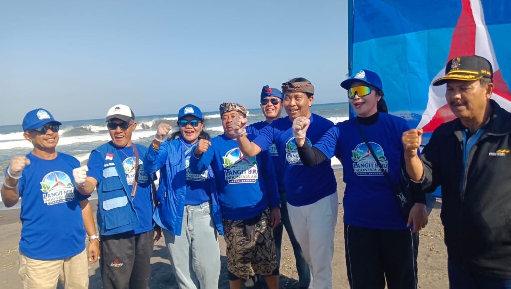 Demokrat Bali Lanjutkan Gerakan Langit Biru Indonesia Asri di Pantai Lembeng, Lepas 300 Tukik dan Gelar Aksi Bersih Pantai