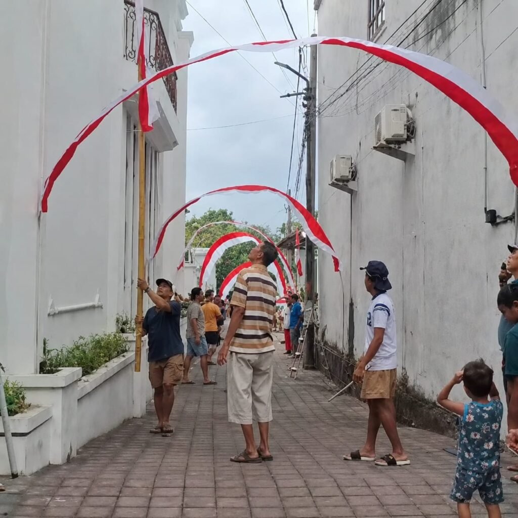 Jelang 17 Agustus, Warga Griya Kasaiwan Arsa Mandala Giat Hiasi Lingkungan dengan Nuansa Merah Putih
