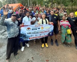 Andy Opa Gaul Salurkan Bantuan untuk Korban Gempa Flores Bersama Relawan Forum Pemuda NTT