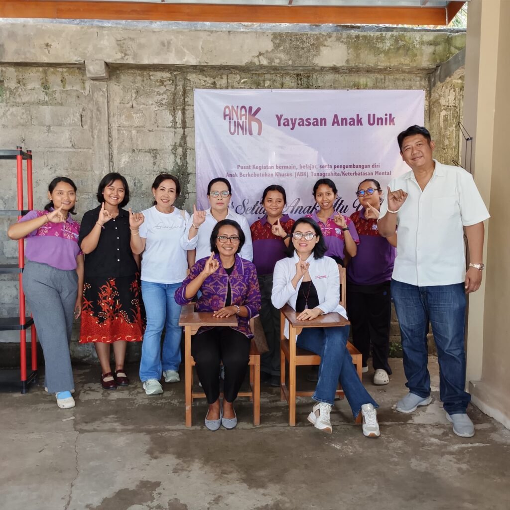Peduli Anak Berkebutuhan Khusus, Winie Kaori Serahkan 25 Kursi dan Meja ke Yayasan Anak Unik Bali
