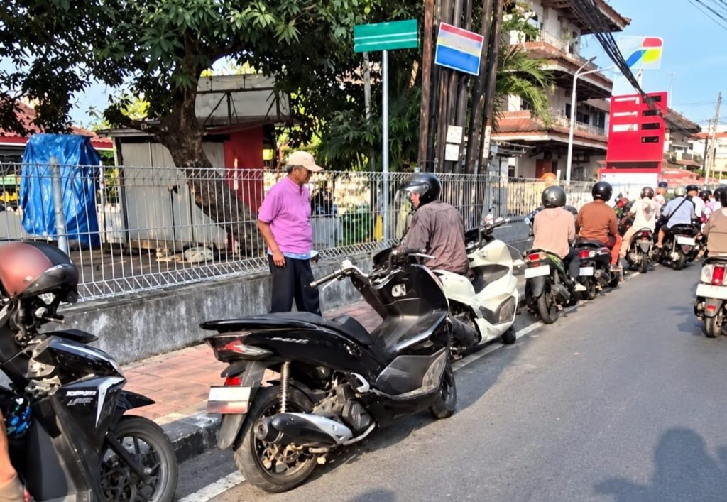 Antrean BBM di Bali Kian Parah, Kendaraan Mengular hingga 2 Kilometer dan Menembus Gang Permukiman