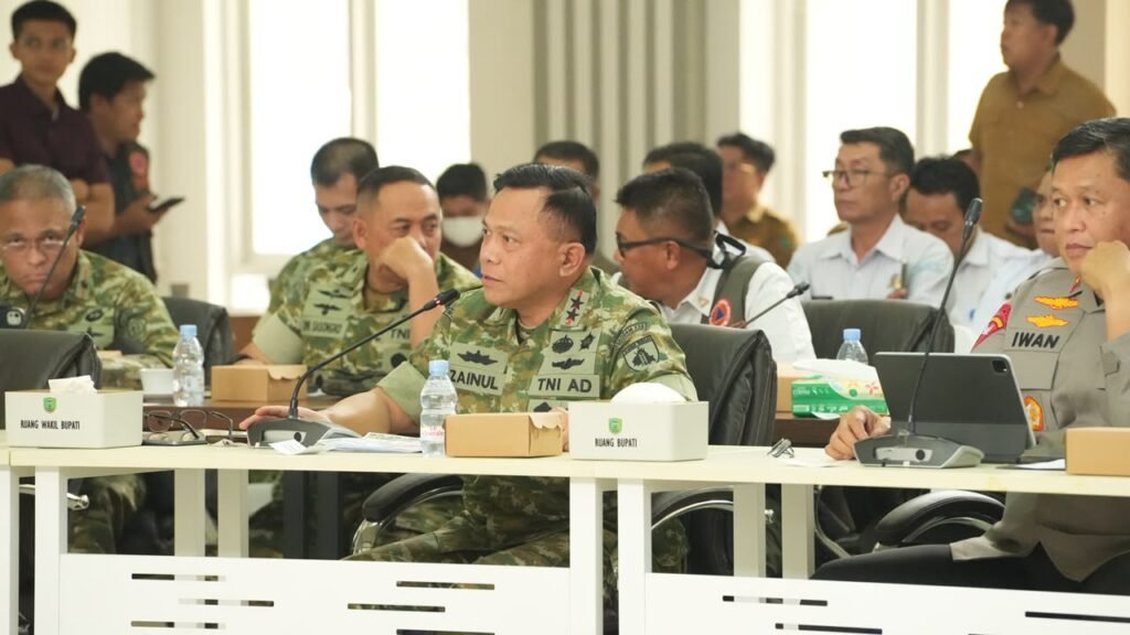 Pangdam XXII/TB Dampingi Kasad dan Kepala BNPB Tinjau Penanganan Karhutla di Kalsel dan Kalteng